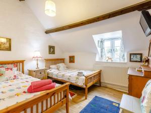 ein Schlafzimmer mit zwei Betten und einem Fenster in der Unterkunft 2 bed property in Lechlade 40192 in Langford
