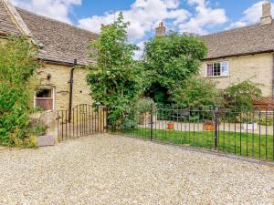 einen Eingang zu einem Haus mit einem schmiedeeisernen Tor in der Unterkunft 2 bed property in Lechlade 40192 in Langford