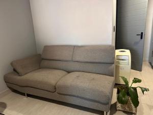 ein Wohnzimmer mit einem Sofa und einem Ventilator in der Unterkunft The Onyx Black in Durban