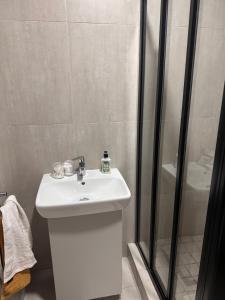 ein Badezimmer mit Waschbecken und Dusche in der Unterkunft The Onyx Black in Durban