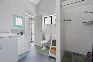 Un baño blanco con inodoro y lavabo. en Self-contained Studio close to Kensington Park, en Whangarei 14 fotos más