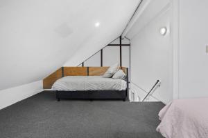 1 dormitorio con 1 cama en la esquina de un ático en Self-contained Studio close to Kensington Park, en Whangarei