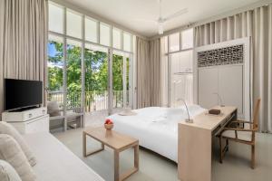 TV a/nebo společenská místnost v ubytování SALA Phuket Mai Khao Beach Resort