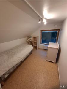 Ένα ή περισσότερα κρεβάτια σε δωμάτιο στο Lilla Paradiset mellan