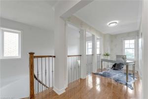 ein weißes Zimmer mit einer Treppe und einem Tisch in der Unterkunft Tranquil Haven near Niagara in Thorold