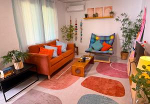 ein Wohnzimmer mit einer Couch und zwei Sesseln in der Unterkunft Bamboo Beach House @ Phang Nga in Thai Muang + 4 Fotos