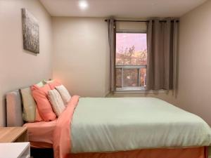 Ένα ή περισσότερα κρεβάτια σε δωμάτιο στο Vita House near Downsview and Yorkdale Shopping Center