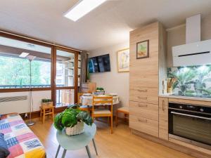 ein Wohnzimmer mit Küche und Esszimmer in der Unterkunft Studio 4 pers Saint Lary Village proche téléphérique - FR-1-296-533 in Saint-Lary-Soulan