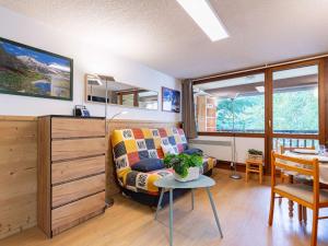 ein Wohnzimmer mit Sofa und Tisch in der Unterkunft Studio 4 pers Saint Lary Village proche téléphérique - FR-1-296-533 in Saint-Lary-Soulan