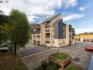 ein Mehrfamilienhaus mit Parkplatz in der Unterkunft Studio 4 pers Saint Lary Village proche téléphérique - FR-1-296-533 in Saint-Lary-Soulan