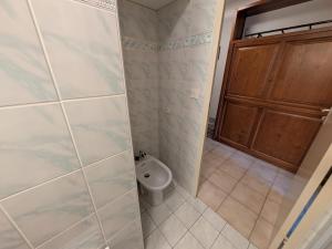 a bathroom with a toilet and a door at Confort pour 4, proche pistes, garage, balcon sud - FR-1-445-231 in Montgenèvre