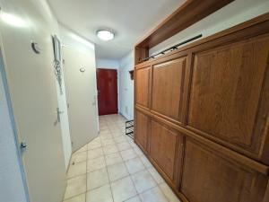 a hallway with a large wooden door in a room at Confort pour 4, proche pistes, garage, balcon sud - FR-1-445-231 in Montgenèvre