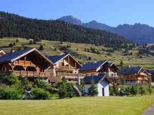 a group of houses with mountains in the background at Confort pour 4, proche pistes, garage, balcon sud - FR-1-445-231 in Montgenèvre