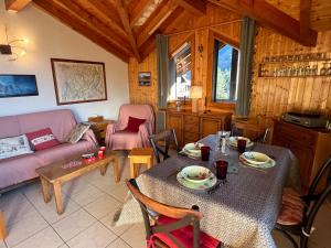 萨莫安斯Confortable T3 au cœur de Samoëns avec WIFI et parking - FR-1-629-152的客厅里有一张桌子和一张沙发