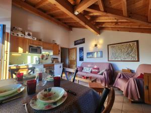 萨莫安斯Confortable T3 au cœur de Samoëns avec WIFI et parking - FR-1-629-152的一间厨房和一间带桌子的客厅