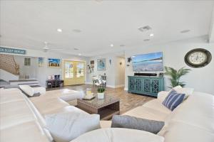 Posezení v ubytování 436 Cocoa Isles Blvd