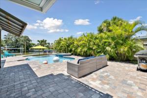 Bazén v ubytování 436 Cocoa Isles Blvd nebo v jeho okolí