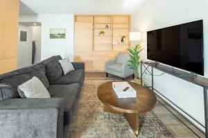 TV a/nebo společenská místnost v ubytování Chic & Cozy Condo in Manhattan with Free Parking & WiFi