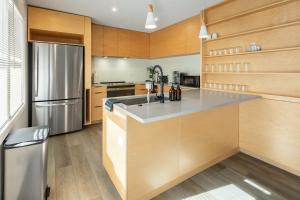 Kuchyň nebo kuchyňský kout v ubytování Chic & Cozy Condo in Manhattan with Free Parking & WiFi