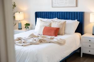 Postel nebo postele na pokoji v ubytování Chic & Cozy Condo in Manhattan with Free Parking & WiFi