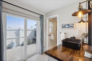 TV a/nebo společenská místnost v ubytování 12 Fairway Drive