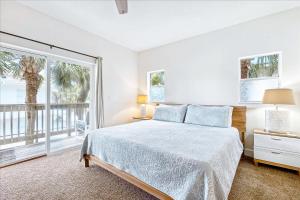 Postel nebo postele na pokoji v ubytování 7660 Ridgewood Ave