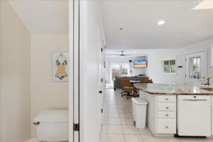 Koupelna v ubytování 7660 Ridgewood Ave + 46 fotografií