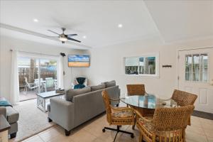 Posezení v ubytování 7660 Ridgewood Ave