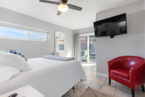 TV a/nebo společenská místnost v ubytování 8156 Ridgewood Ave