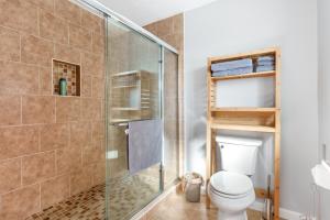 Koupelna v ubytování 8156 Ridgewood Ave + 30 fotografií