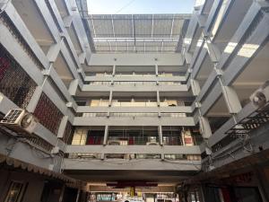 uma vista aérea de um grande edifício com escadas em Hotel Radhika Pune em Pune