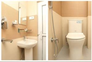 zwei Bilder eines Badezimmers mit Toilette und Waschbecken in der Unterkunft Hotel Om in Pokhara