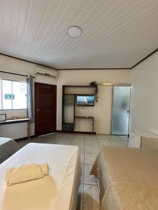 a large room with a bed and a window at Pousada Alter Villa Suítes in Alter do Chao