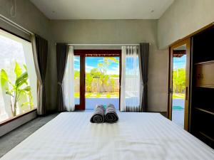 Una cama o camas en una habitación de Mutiara Homestay Uluwatu