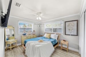 Una cama o camas en una habitación de 332 Formosa Drive