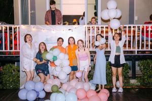 Eine Gruppe Frauen steht hinter einem Bündel Luftballons. in der Unterkunft Lebest Pool Villa Chiang Mai in Ban Mai + 264 Fotos