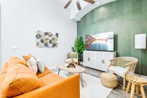 Χώρος καθιστικού στο 114 Mediterranean Way