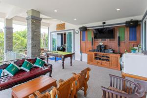 ein Wohnzimmer mit einer Couch und einem Billardtisch in der Unterkunft Lebest Pool Villa Chiang Mai in Ban Mai