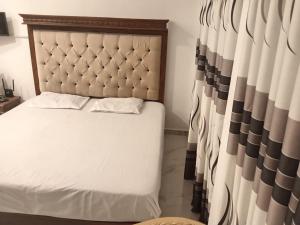 Postel nebo postele na pokoji v ubytování CrossWay Inn Thalawathugoda