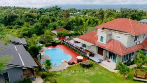 eine Luftaufnahme eines Hauses mit Swimmingpool in der Unterkunft Lebest Pool Villa Chiang Mai in Ban Mai