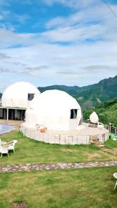 Nespecifikovaný výhled na hory nebo výhled na hory při pohledu z luxury tent