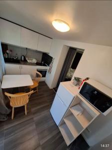 a small kitchen and dining room with a table and a counter at trygga huset in Sigtuna