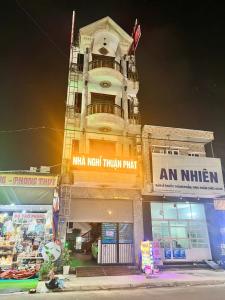 Tòa nhà nơi khách sạn tọa lạc