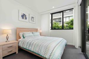 En eller flere senge i et værelse på Fyve at Allura by Experience Jervis Bay