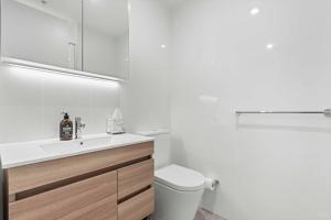 Et badeværelse på Fyve at Allura by Experience Jervis Bay + 12 billeder