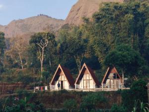 a house in the middle of a mountain at Roman Villa Sembalun in Sembalun Lawang