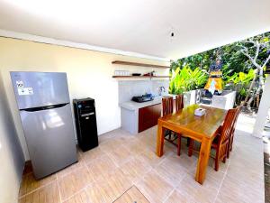 Una cocina o kitchenette en Mutiara Homestay Uluwatu