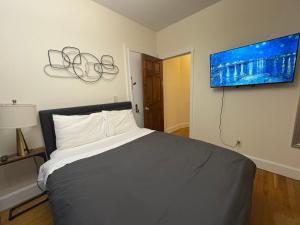 Postel nebo postele na pokoji v ubytování Evergreen by Central Park