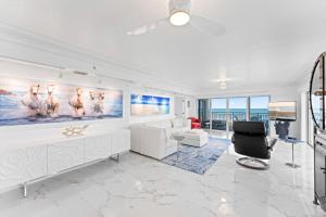 Μια τηλεόραση ή/και κέντρο ψυχαγωγίας στο Flores Ocean Suites 402