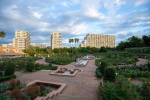 a garden with plants and flowers in a city at ローズパーク十番館 in Narashino